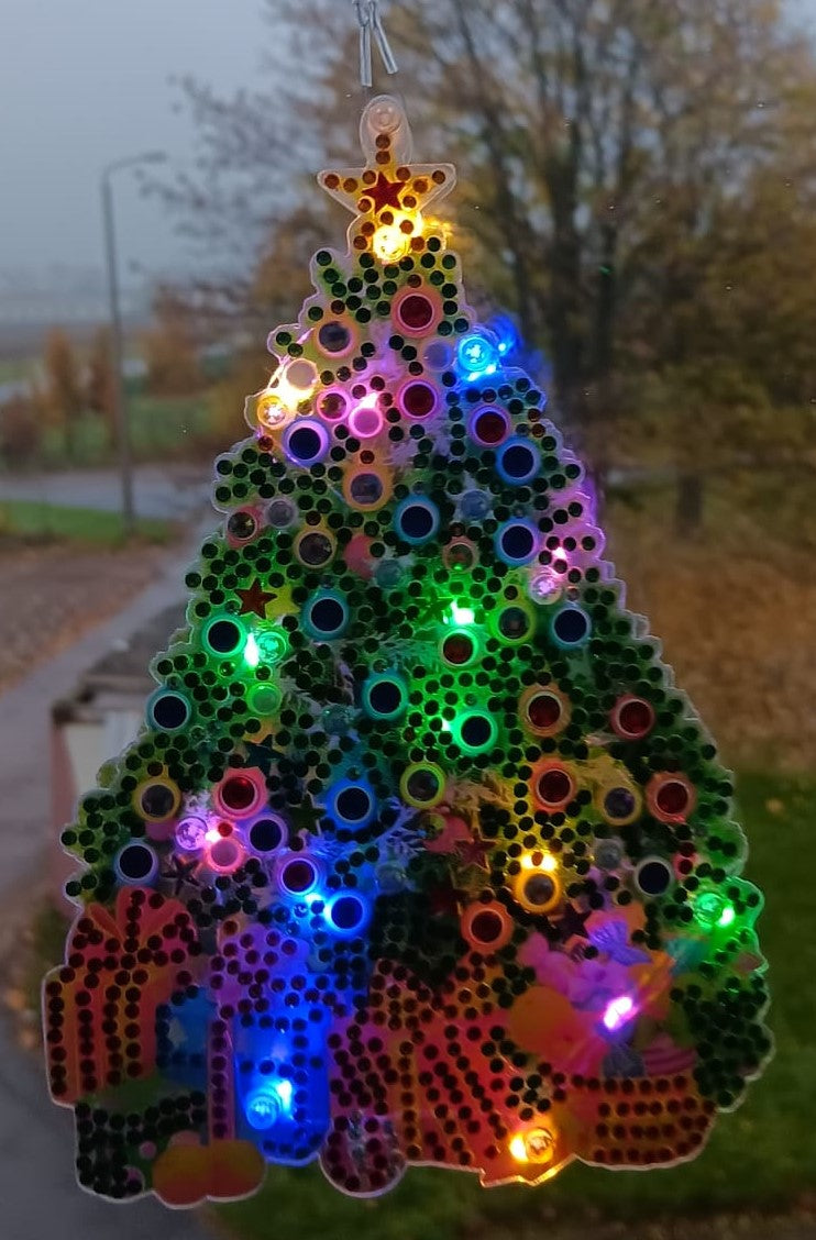 Tannenbaum mit Lichterkette zum aufhängen